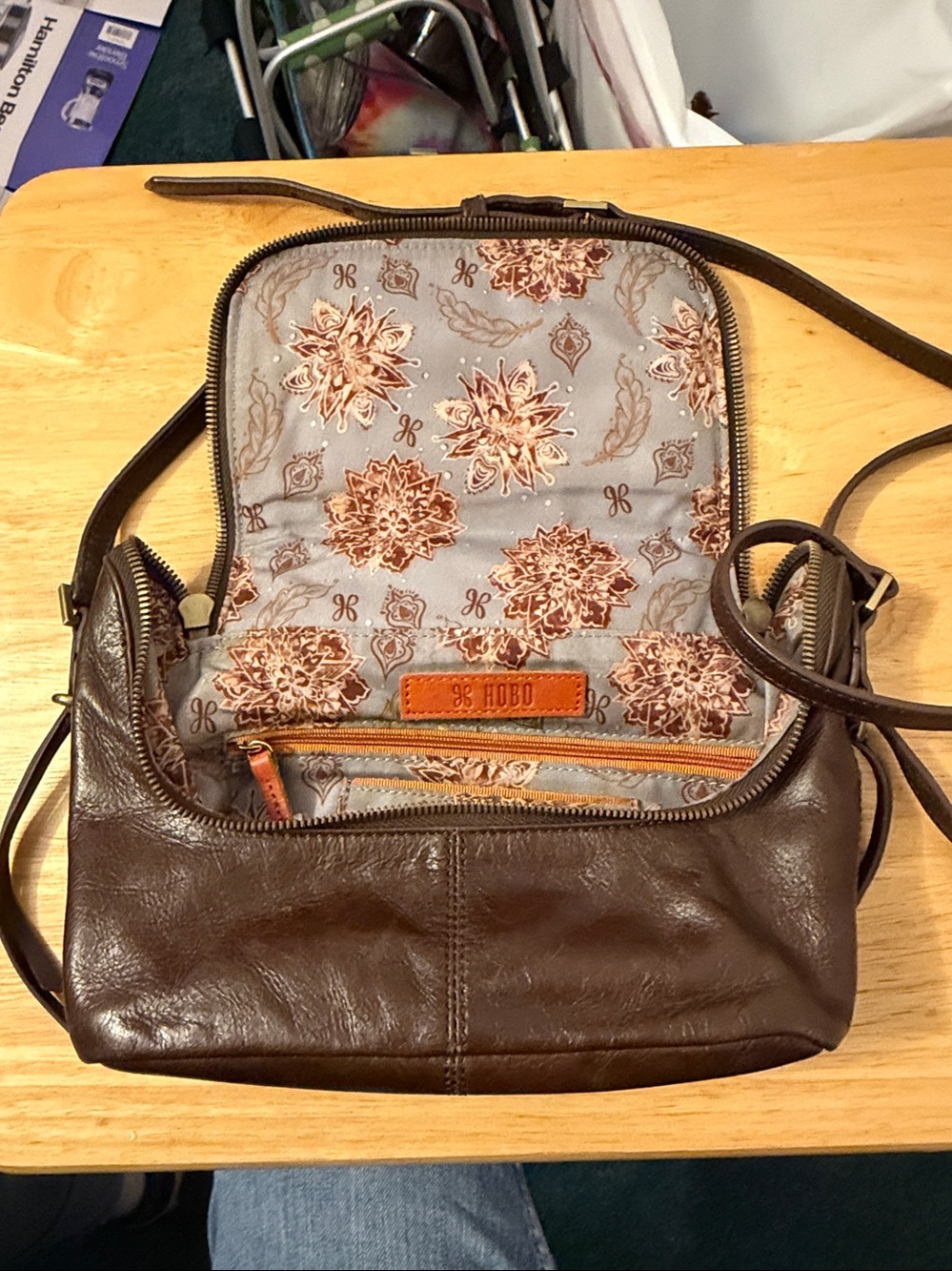 Classic Hobo Brand Brown Leather Crossbody Bag with matching wallet - Picture 2 of 7